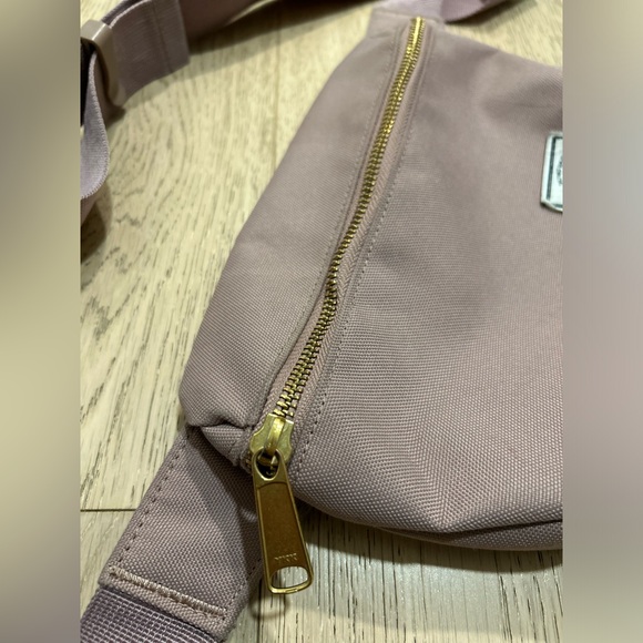 Classic Herschel “hip pack” (or fanny pack). Colour dusty pink (“nirvana”). - Picture 2 of 5